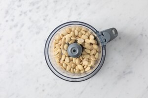 Preparazione Torta di mandorle senza burro, olio e lievito - Fase 1