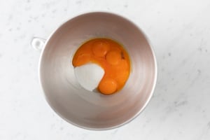 Preparazione Torta di mandorle senza burro, olio e lievito - Fase 1