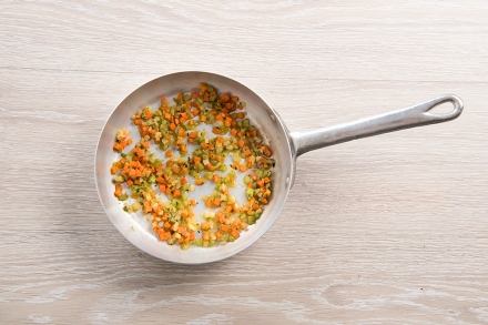 Preparazione Ruote al sugo di salsiccia - Fase 1 Preparazione Ruote al sugo di salsiccia - Fase 1