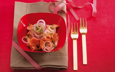 Salmone e anelli di cipolla al succo d'arancia