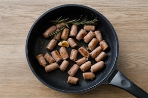 Preparazione Salsiccia e rape in padella - Fase 1