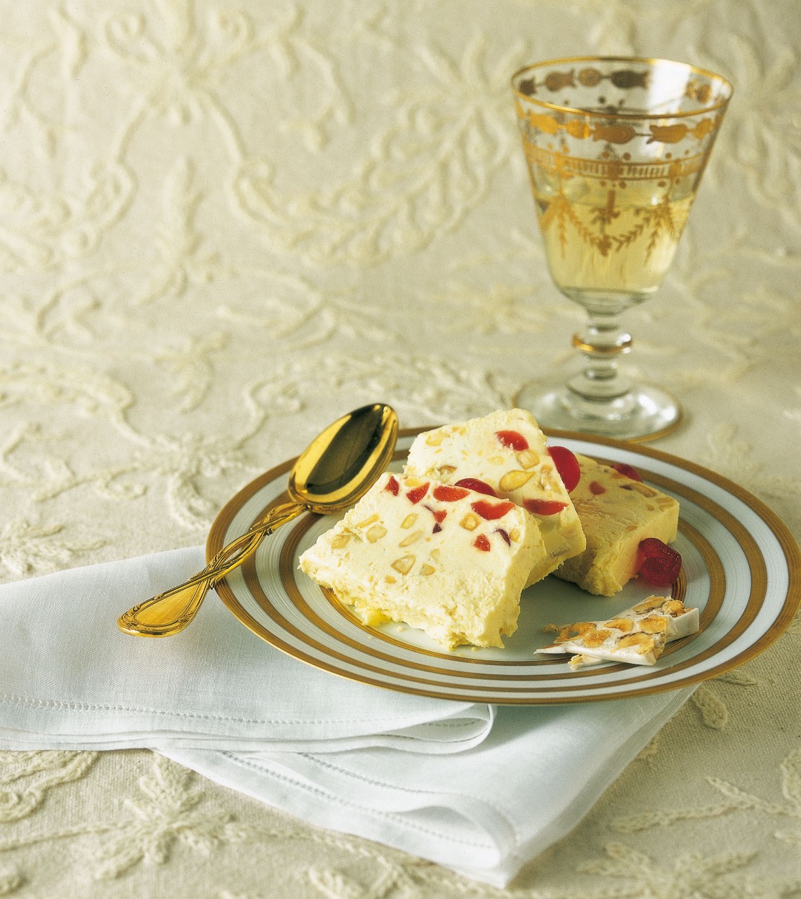 Semifreddo al torrone e ciliegine candite ricetta