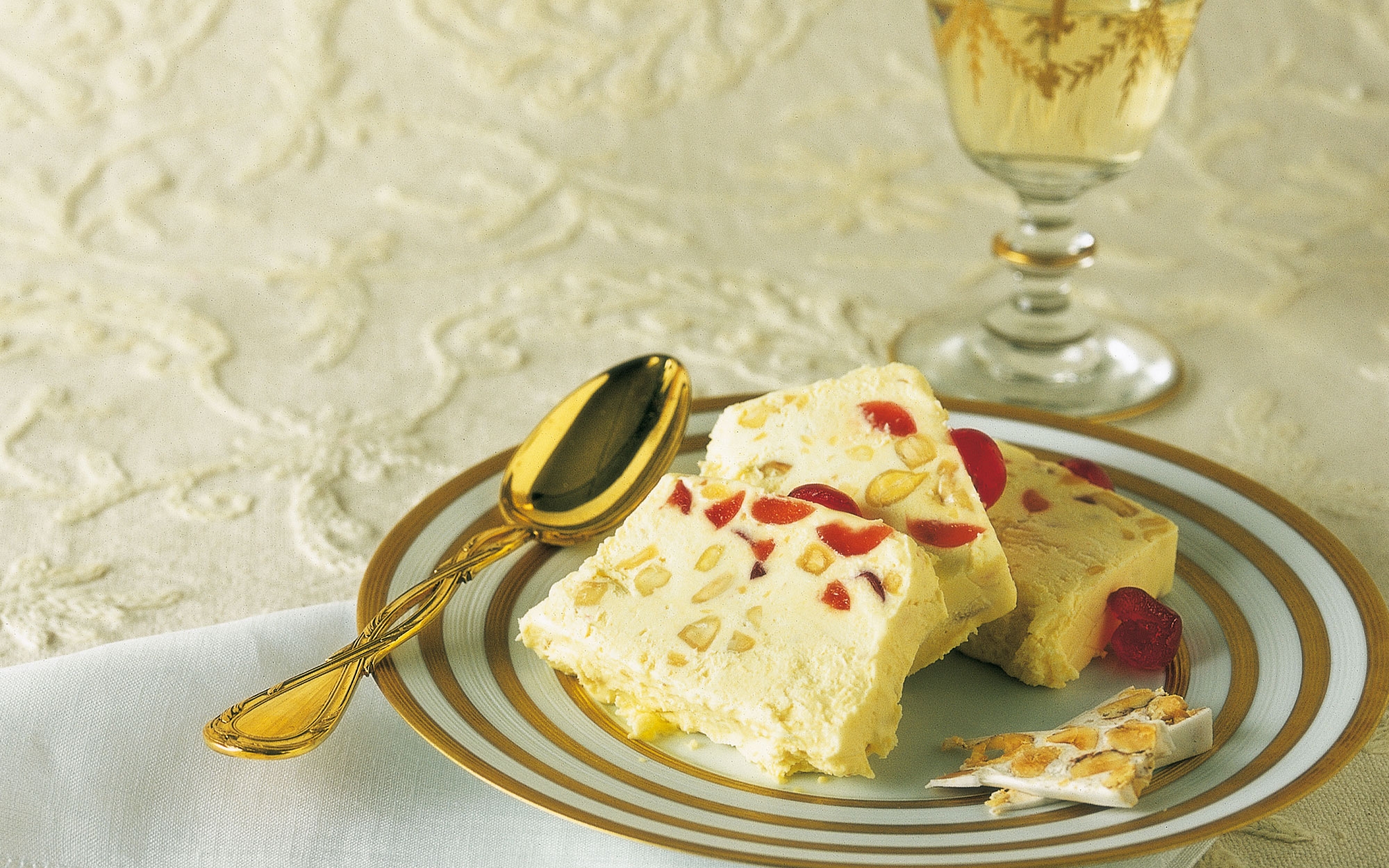 Semifreddo al torrone e ciliegine candite Semifreddo al torrone e ciliegine candite