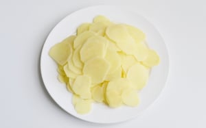 Preparazione Sformato di patate, pecorino e salame - Fase 1