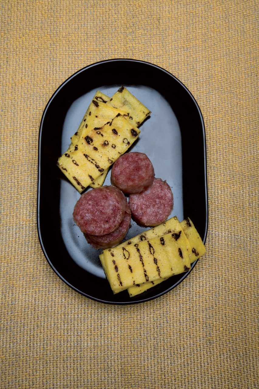 Soprèssa in tegame con polenta ricetta