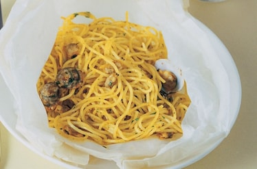 Spaghetti al cartoccio con vongole e bottarga
