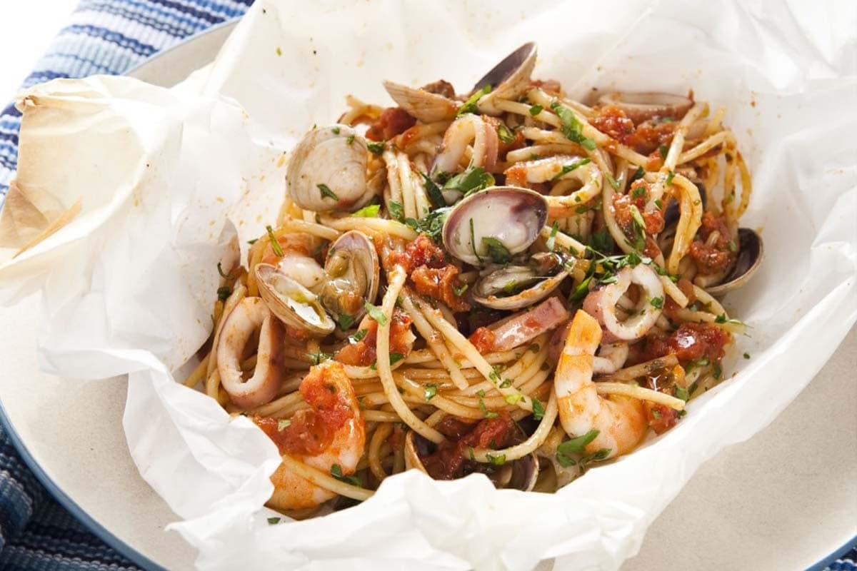 Spaghetti ai frutti di mare al cartoccio ricetta