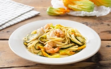 Spaghetti con gamberi e fiori di zucca