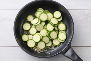 Preparazione Spaghetti con gamberi e fiori di zucca - Fase 1
