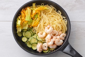 Preparazione Spaghetti con gamberi e fiori di zucca - Fase 2