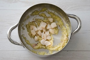 Preparazione Spaghetti al sugo di scampi e capesante - Fase 1