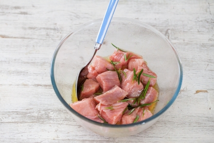 Preparazione Spiedini di vitello al lardo e albicocche - Fase 1 Preparazione Spiedini di vitello al lardo e albicocche - Fase 1
