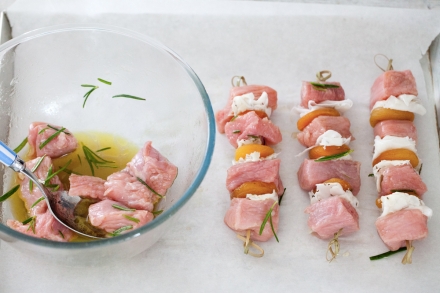 Preparazione Spiedini di vitello al lardo e albicocche - Fase 2 Preparazione Spiedini di vitello al lardo e albicocche - Fase 2