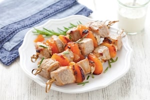 Preparazione Spiedini di vitello al lardo e albicocche - Fase 3