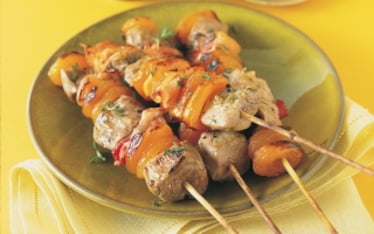 Spiedini di vitello, pancetta e albicocche