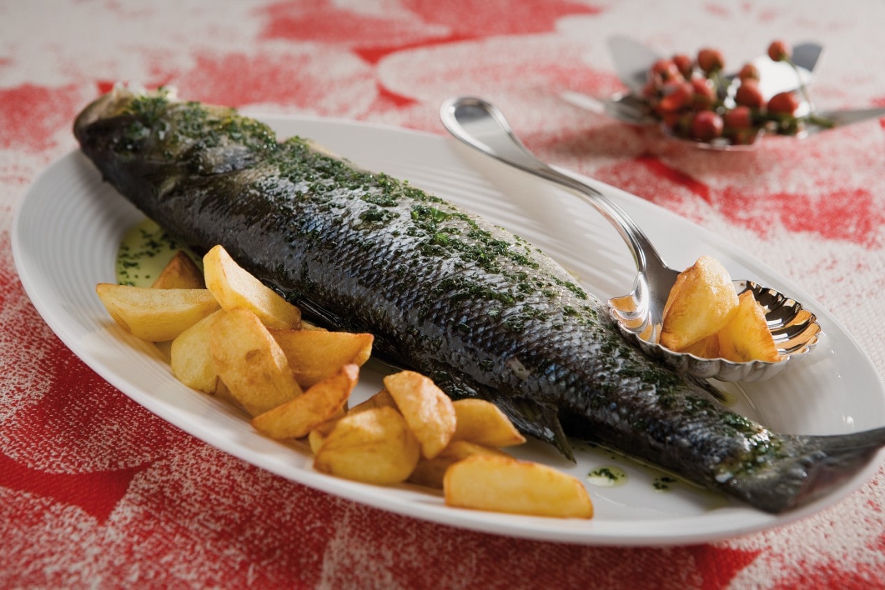 Spigola al forno con patate fritte ricetta