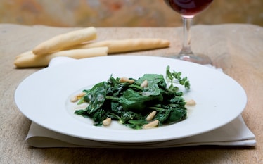 Spinaci alle acciughe e pinoli