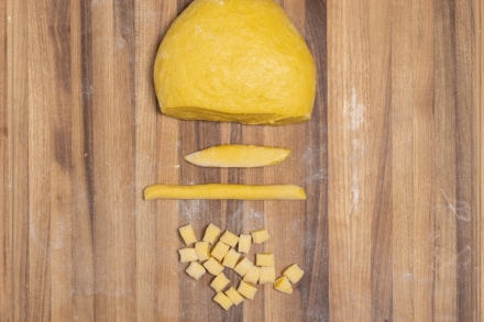 Preparazione Struffoli - Fase 2 Preparazione Struffoli - Fase 2