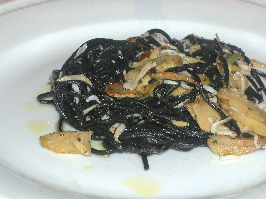 Taglierini neri, carciofi e rossetti ricetta