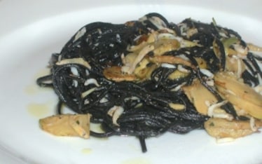 Taglierini neri, carciofi e rossetti