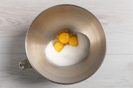 Preparazione Torta di nocciole - Fase 1 Preparazione Torta di nocciole - Fase 1