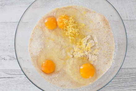 Preparazione Torta regina con meringa - Fase 1 Preparazione Torta regina con meringa - Fase 1