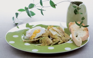 Uova all’olio tartufato, cuori di carciofo, parmigiano