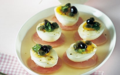 Uova sode al prosciutto cotto in gelatina