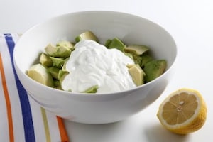 Preparazione Zuppa di avocado e yogurt - Fase 2