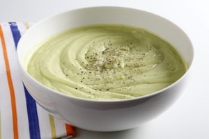 Preparazione Zuppa di avocado e yogurt - Fase 2