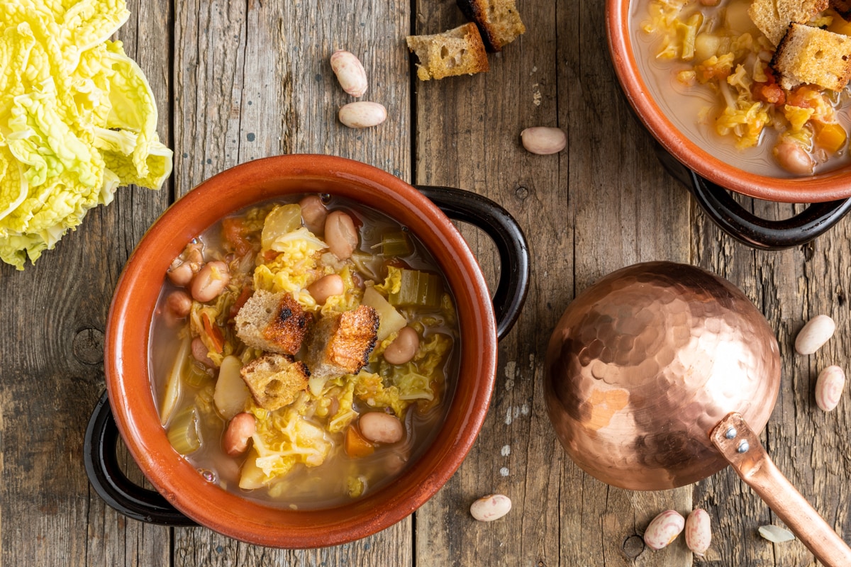 Zuppa di cavolo verza e fagioli ricetta