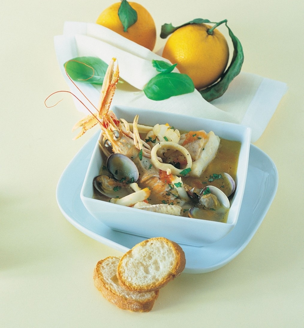 Zuppa di pesce misto all'arancia ricetta