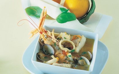 Zuppa di pesce misto all'arancia