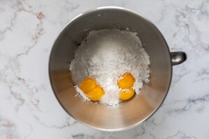 Preparazione Zuccotto con torrone e panna montata - Fase 1