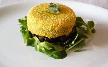 Branzino in crosta di mais con zucchine e misticanza