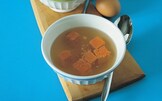 Brodo con royale al pomodoro