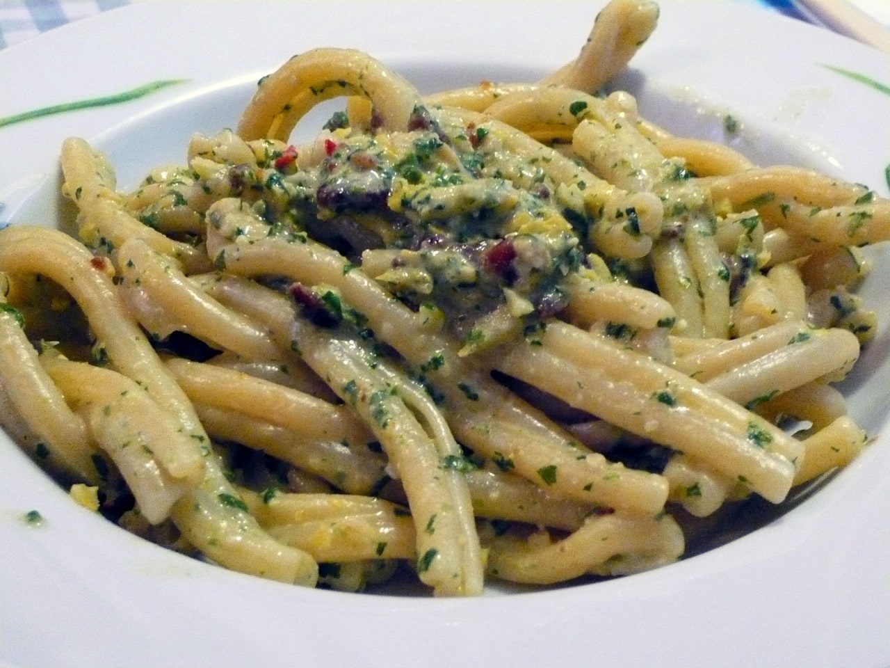 Casarecce con bottarga, pinoli, scorza di limone e pimento ricetta