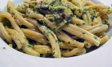 Casarecce con bottarga, pinoli, scorza di limone e pimento