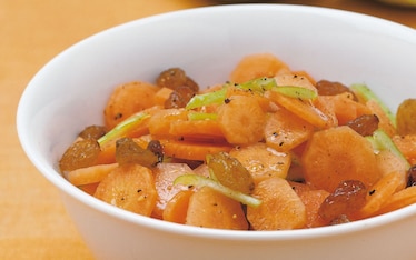 Insalata di carote e mele all’uvetta