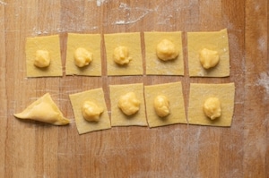 Preparazione Tortelli fritti alla crema - Fase 4