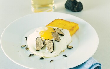 Uova fritte con polenta e tartufo