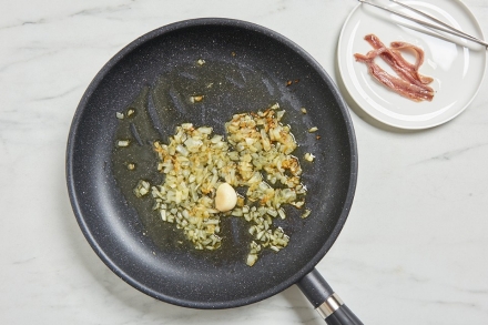 Preparazione Ziti con tonno e acciughe - Fase 1 Preparazione Ziti con tonno e acciughe - Fase 1