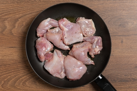 Preparazione Coniglio ai peperoni - Fase 1 Preparazione Coniglio ai peperoni - Fase 1
