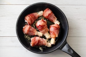 Preparazione Cosce di pollo allo speck - Fase 2