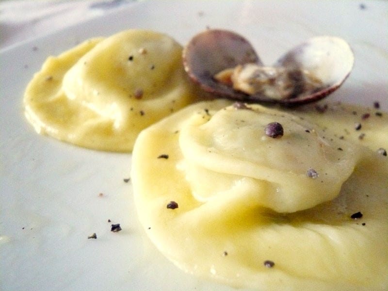 Ravioli di rombo con vongole veraci ricetta