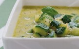 Minestra delicata di zucchine e basilico