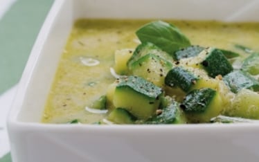 Minestra delicata di zucchine e basilico