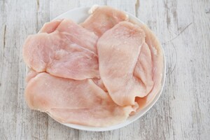 Preparazione Involtini di pollo ai carciofi - Fase 1