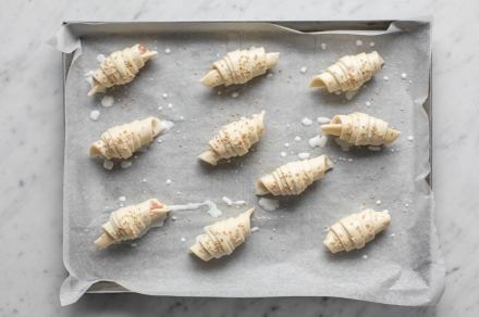 Preparazione Mini croissant al bacon e Grana Padano - Fase 3 Preparazione Mini croissant al bacon e Grana Padano - Fase 3