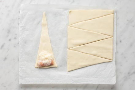 Preparazione Mini croissant al bacon e Grana Padano - Fase 2 Preparazione Mini croissant al bacon e Grana Padano - Fase 2